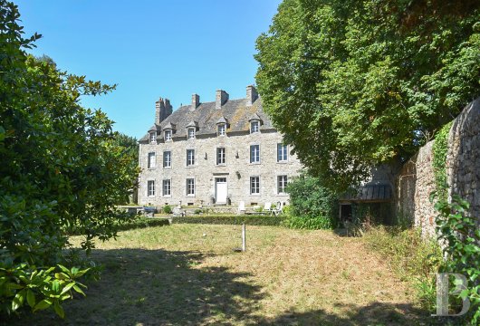 bretagne - Dans le Finistère, au centre d'une commune littorale, proche des plages,
 un hôtel particulier du 18e s. avec dépendances et jardin clos de 2000 m²