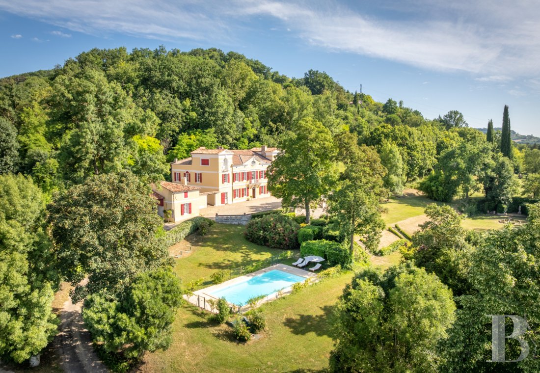 Manors for sale - aquitaine - A stately, Italian-inspired dwelling, its outbuildings, garden and patio with views of the Lot River, on 4.7 hectares of grounds, not far from a village in the middle of the Lot-et-Garonne department