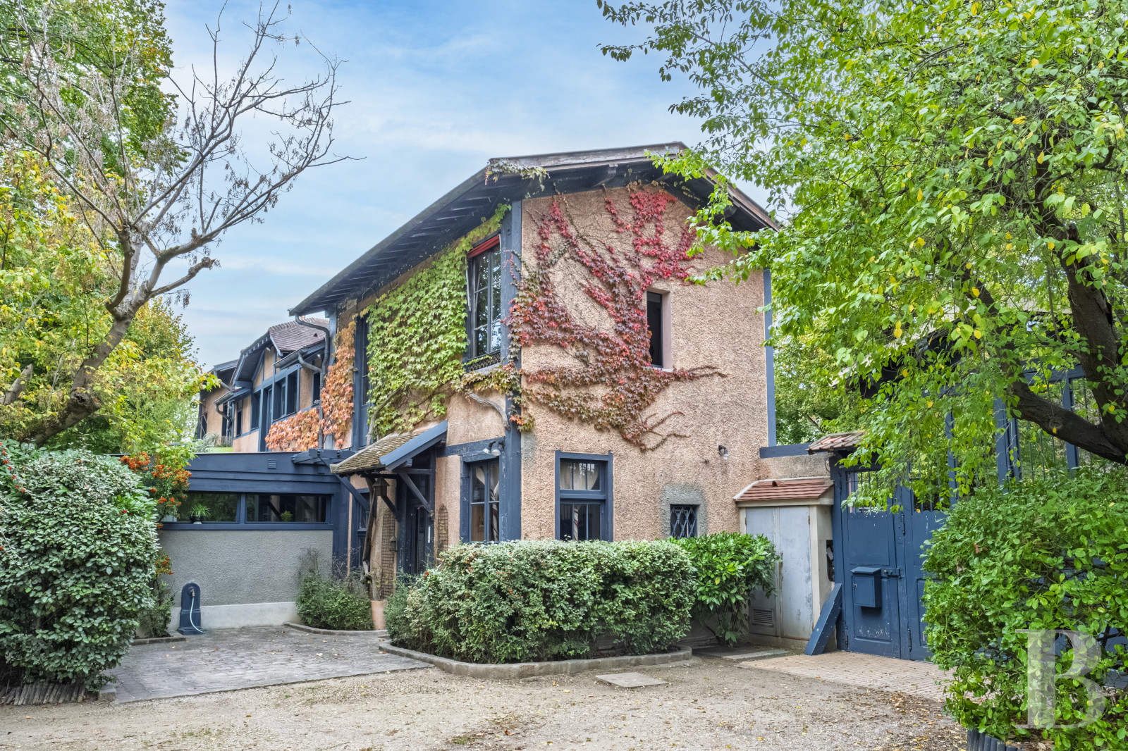 Dans les Yvelines, à Croissy-sur-Seine, une villa anglo-normande du 19e siècle en bordure du fleuve - photo  n°1