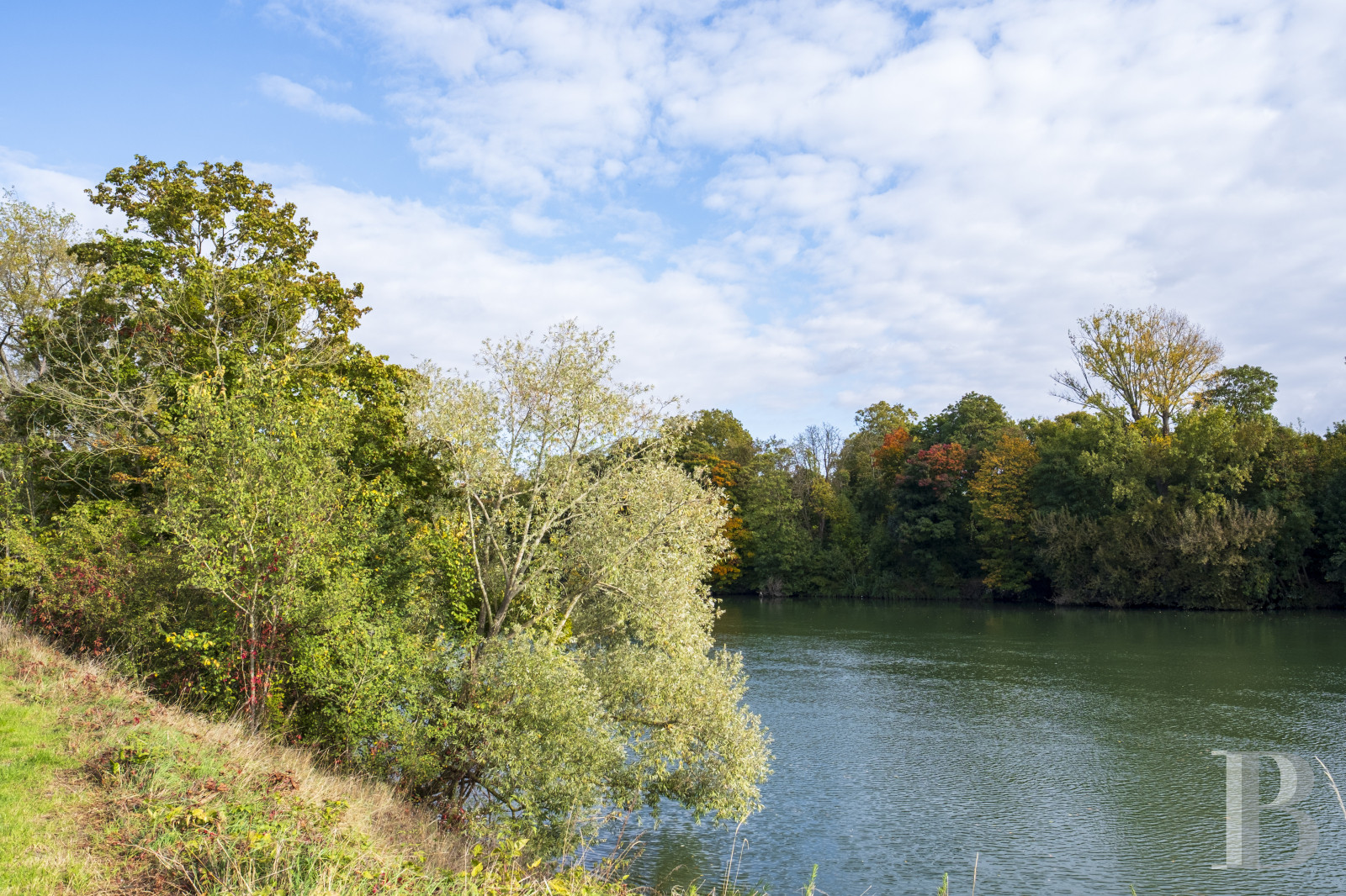 Dans les Yvelines, à Croissy-sur-Seine, une villa anglo-normande du 19e siècle en bordure du fleuve - photo  n°33