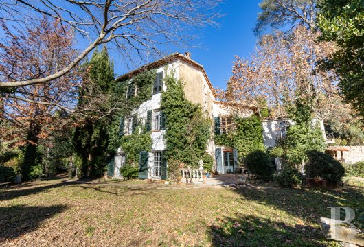 paca - Sur une colline à Draguignan, une bastide du 19e s., sa maison d'amis et sa chapelle,  à rénover, dans un parc de 8 700 m² avec piscine et jardin ombragé en restanques