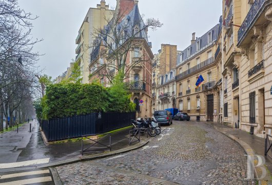 paris - À deux pas du Trocadéro, au quatrième étage d’un élégant immeuble haussmannien, un lumineux studio de 19 m², vendu occupé