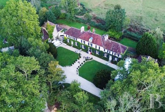 bourgogne - En Bourgogne, à moins de 2 h de Paris, un château et son pigeonnier devenu gîte de caractère, entourés d'un parc de 5 ha