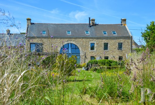 brittany - A fully renovated 17th-century longhouse with a bucolic garden, in the south of the Morbihan area, several minutes from the beaches