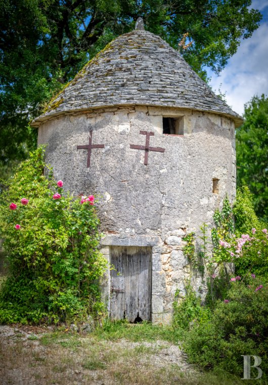 Au sud de la Dordogne et à proximité de Cahors, une ancienne ferme quercynoise au sommet d’une colline - photo  n°4