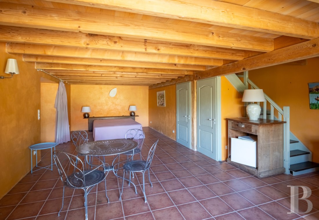 Au sud de la Dordogne et à proximité de Cahors, une ancienne ferme quercynoise au sommet d’une colline - photo  n°18