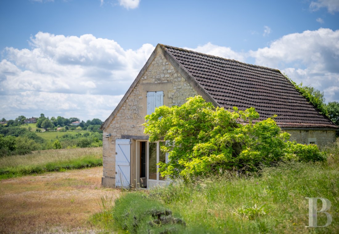 Au sud de la Dordogne et à proximité de Cahors, une ancienne ferme quercynoise au sommet d’une colline - photo  n°17