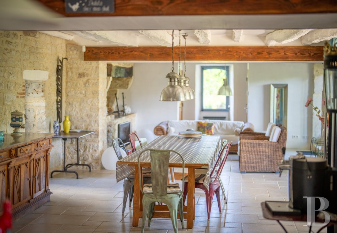 Au sud de la Dordogne et à proximité de Cahors, une ancienne ferme quercynoise au sommet d’une colline - photo  n°6