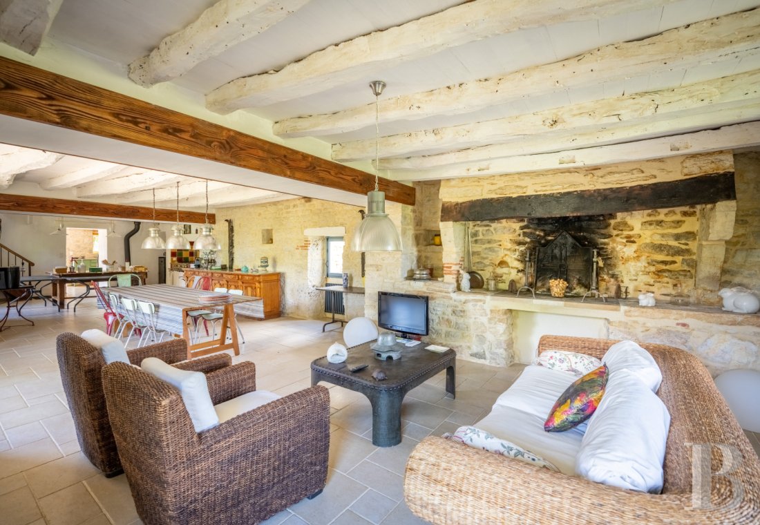 Au sud de la Dordogne et à proximité de Cahors, une ancienne ferme quercynoise au sommet d’une colline - photo  n°7