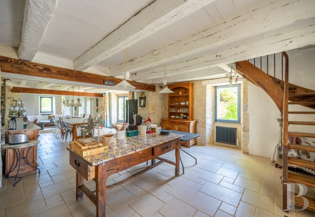 Au sud de la Dordogne et à proximité de Cahors, une ancienne ferme quercynoise au sommet d’une colline - photo  n°8