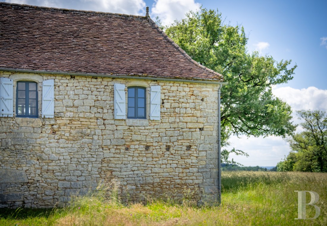 Au sud de la Dordogne et à proximité de Cahors, une ancienne ferme quercynoise au sommet d’une colline - photo  n°29