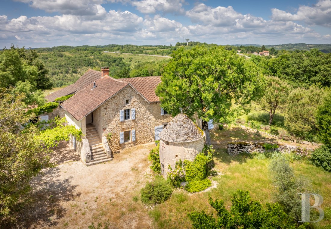 Au sud de la Dordogne et à proximité de Cahors, une ancienne ferme quercynoise au sommet d’une colline - photo  n°27