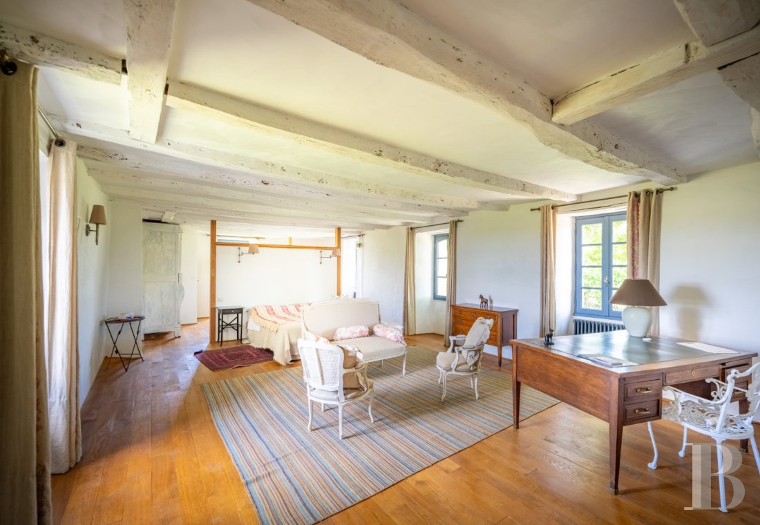 Au sud de la Dordogne et à proximité de Cahors, une ancienne ferme quercynoise au sommet d’une colline - photo  n°12