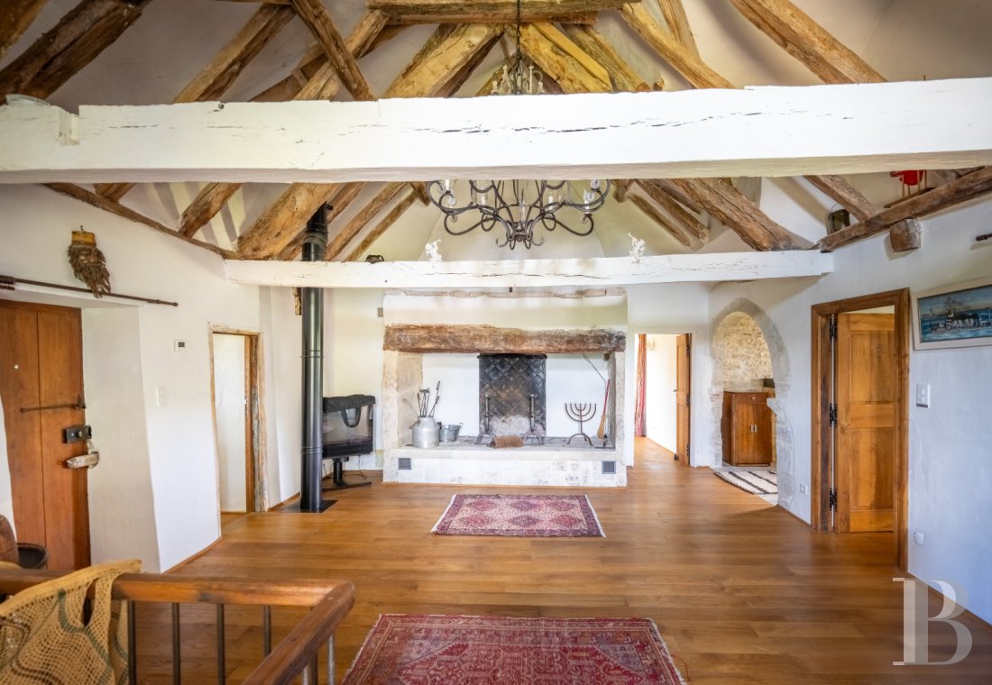 Au sud de la Dordogne et à proximité de Cahors, une ancienne ferme quercynoise au sommet d’une colline - photo  n°9