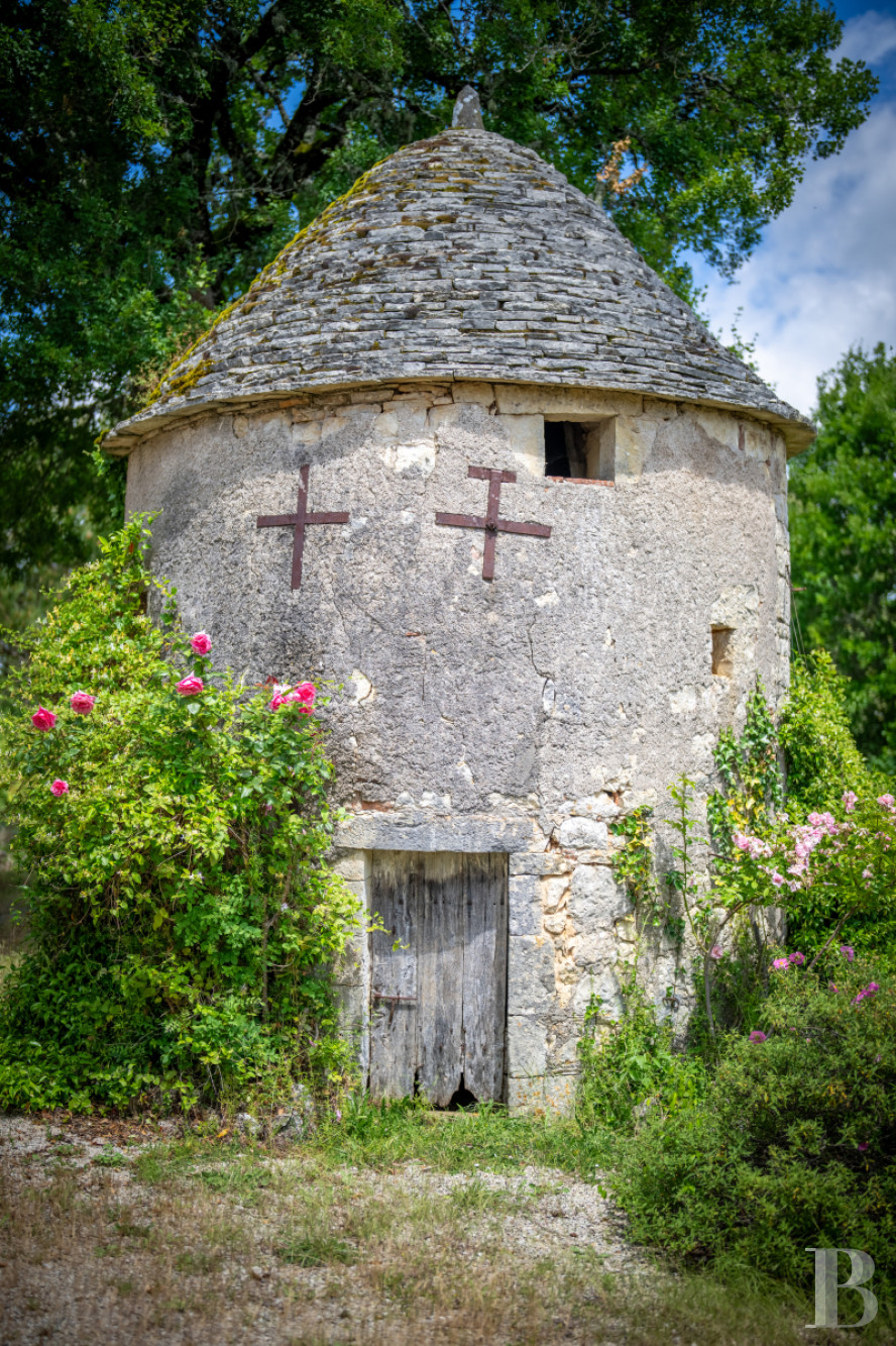 Au sud de la Dordogne et à proximité de Cahors, une ancienne ferme quercynoise au sommet d’une colline - photo  n°4