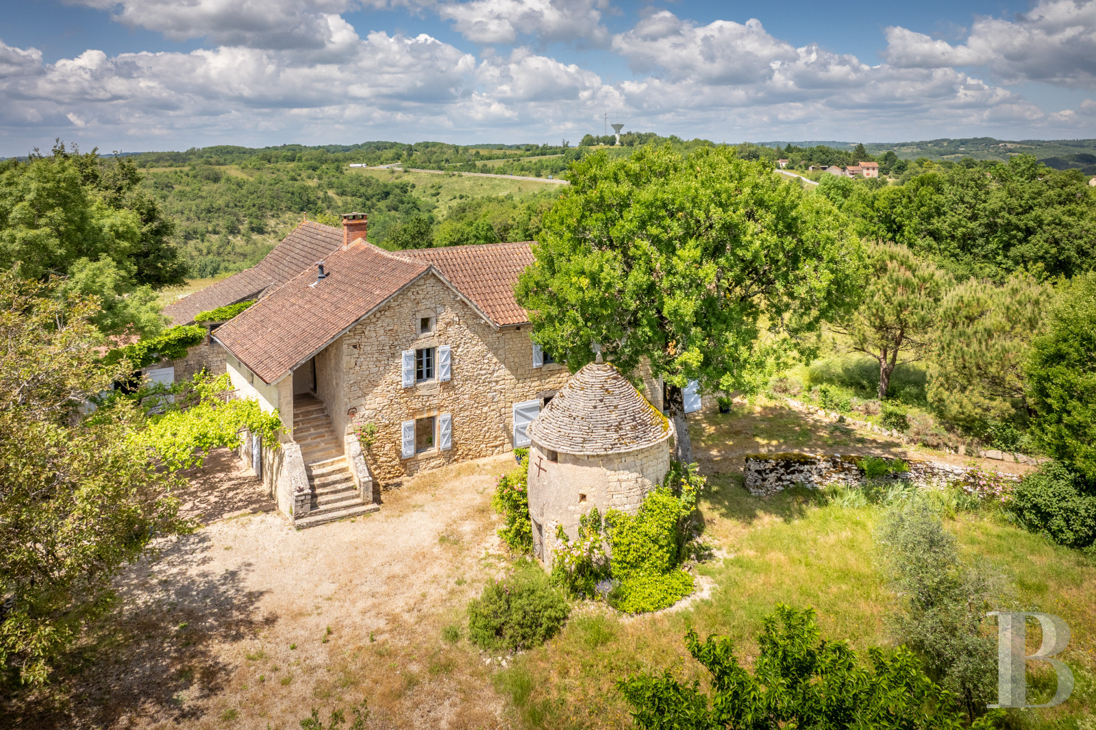 Au sud de la Dordogne et à proximité de Cahors, une ancienne ferme quercynoise au sommet d’une colline - photo  n°27