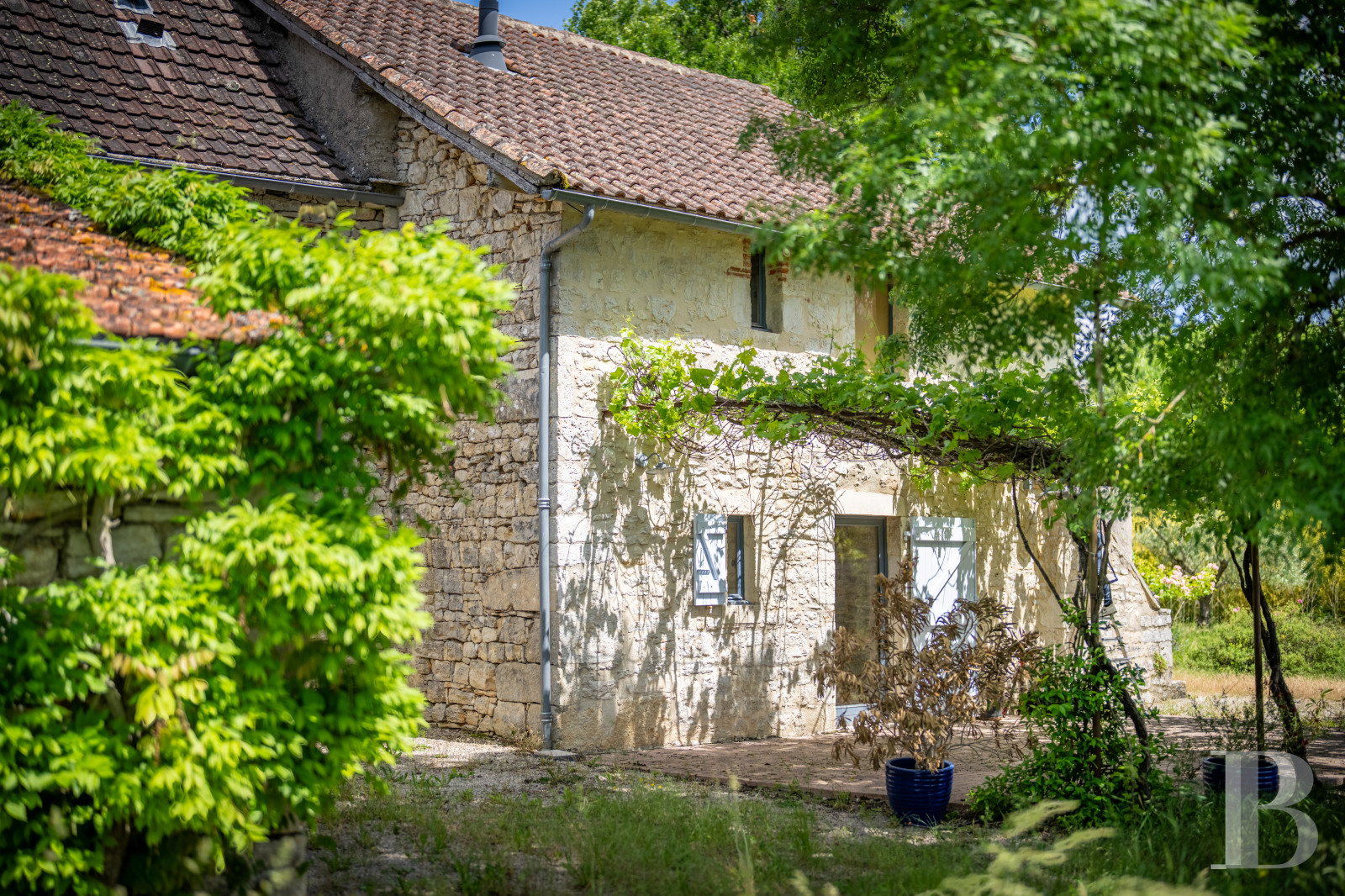 Au sud de la Dordogne et à proximité de Cahors, une ancienne ferme quercynoise au sommet d’une colline - photo  n°5