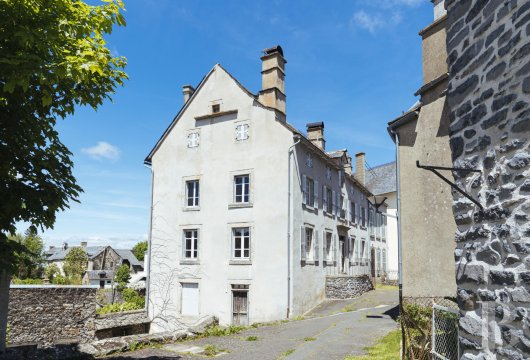 auvergne - A charming manor house and its enclosed garden of 850 m², 45 minutes from Saint-Flour, in the Volcanoes of Auvergne Regional Natural Park 