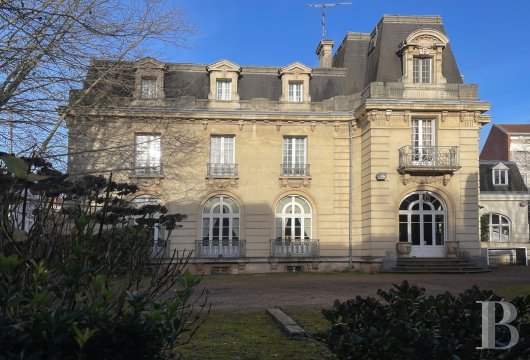 north - An elegant mansion with a 1,000m² floor area, two self-contained apartments and 2,000m² of grounds, in Béthune town centre in northern France, 1 hour and 30 minutes from Paris