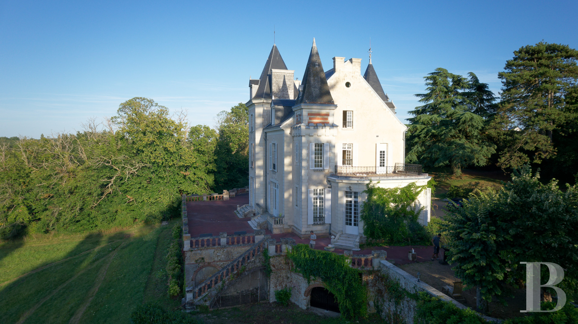 En Indre-et-Loire, au sud-est de Tours, un château du 19e siècle bâti sur des vestiges du Moyen Âge - photo  n°2