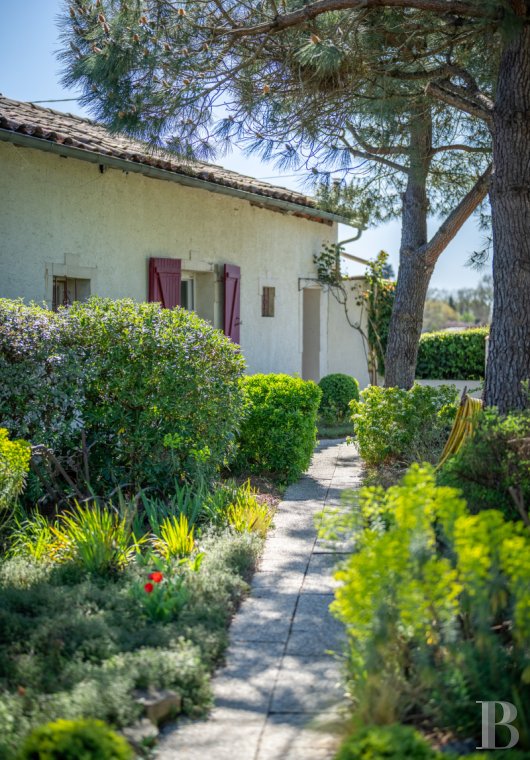 Farms for sale - midi-pyrenees - Aux portes de Montauban, une maison d’hôtes lumineuse dans un corps de ferme du 18e s., son jardin d'agrément aux multiples perspectives, sa piscine et ses dépendances