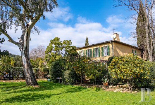 paca - À 5 min de la mer, face à l'île de Porquerolles, au milieu des vignes,  une maison de maître du 19e s. dans un parc de 4 500 m² et son demi-hectare de vignes