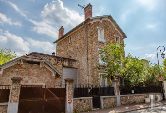 ile-de-france - Dans le très prisé quartier Montretout, rue des Tennerolles, une meulière de la fin du 19e s. et son jardin