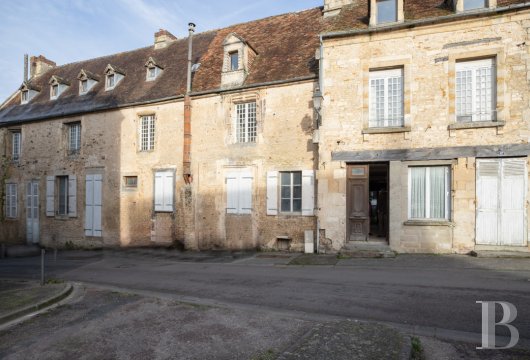 lower-normandy - A large townhouse to be renovated, from the 16th and 17th centuries, with outhouses divided into apartments, nestled in the town of Falaise in Normandy’s Calvados department