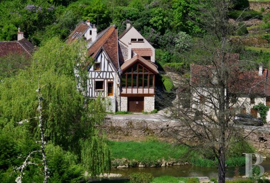 burgundy - A small holiday home with renting potential, boasting views of the River Armançon 3 hours from Paris, at the foot of the medieval ramparts of Semur-en-Auxois