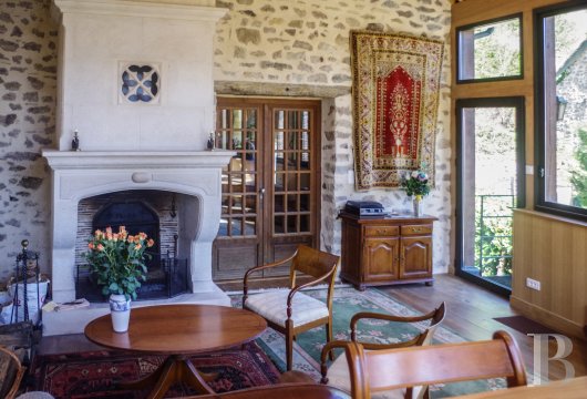 character properties France burgundy   - 9