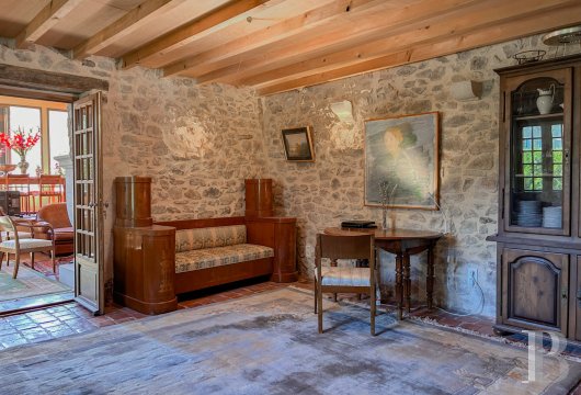 character properties France burgundy   - 7
