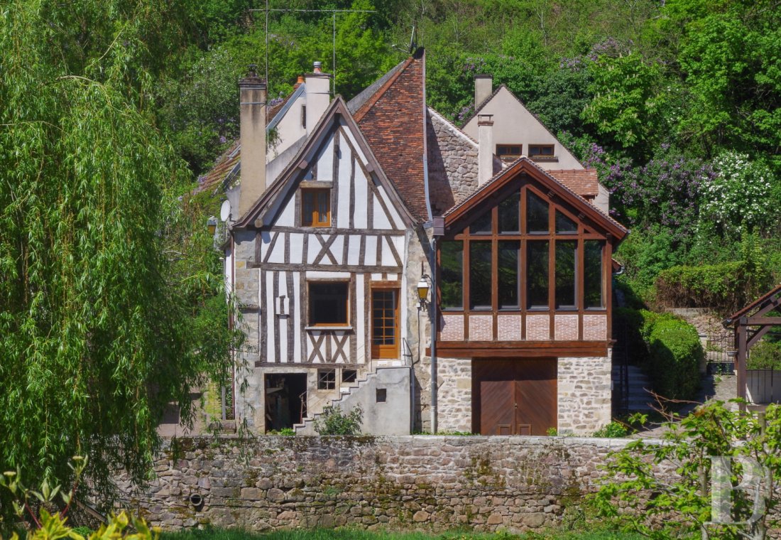 Character houses for sale - burgundy - Au pied des emblématiques remparts médiévaux de Semur-en-Auxois,  une maison d'architecte au cœur centenaire avec vue sur l'Armançon