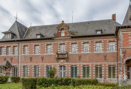 nord-pas-de-calais - Dans le centre d'une petite cité des Hauts-de-France, à 8 km de la frontière belge, un vaste château de briques et de pierres avec son extension du 20e s.