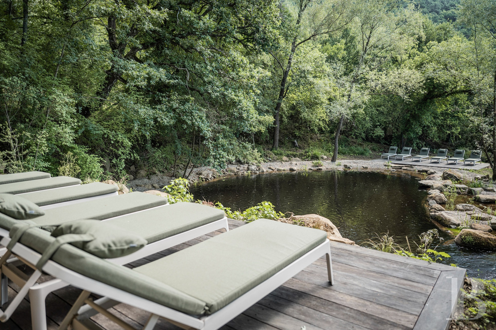 An old renovated farmhouse and its remarkable natural pool, between Arezzo and Cortona in Tuscany - photo  n°3