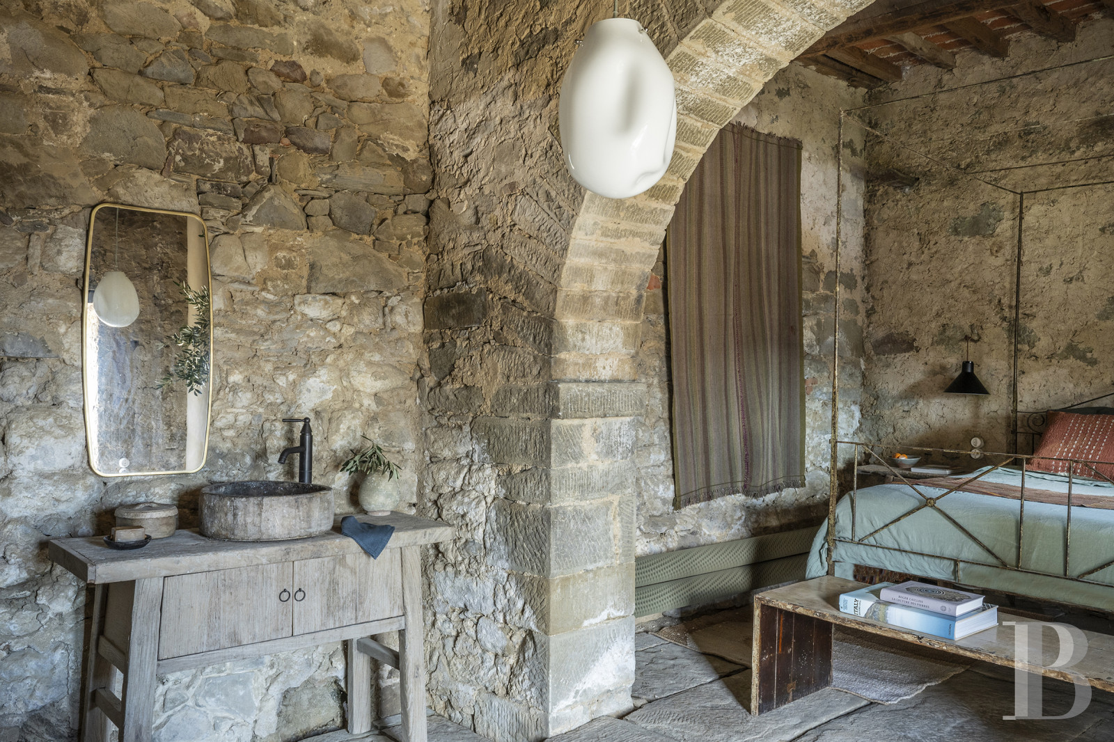 An old renovated farmhouse between Arezzo and Cortona in Tuscany  - photo  n°28