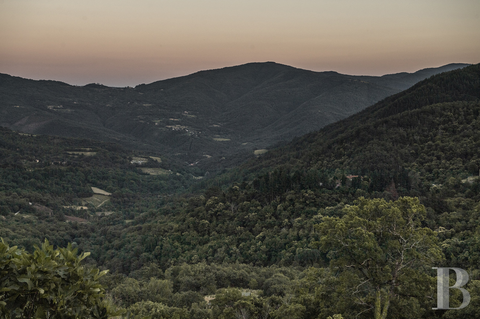 An old renovated farmhouse between Arezzo and Cortona in Tuscany  - photo  n°37