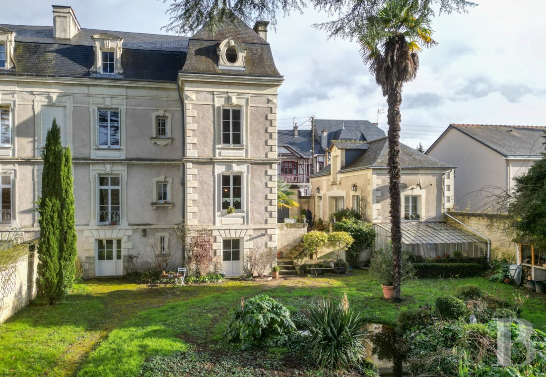 maisons de caractère à vendre - centre-val-de-loire - Dans le centre-ville de Chinon, une maison de maître du 19e s. rénovée et son jardin arboré