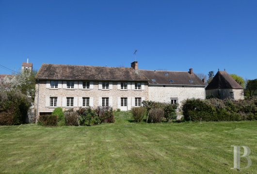 ile-de-france - Dans l’Essonne, à 35 km au sud de Paris, une grange aménagée en 1980, avec de belles vues sur un château du 18e s. et son parc