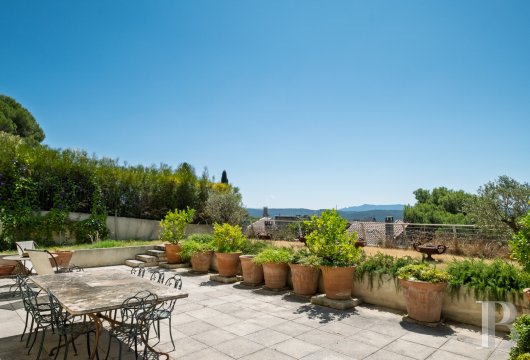 provence-cote-dazur - A 220-m² flat and its private garden, in a gated commonhold property  with a swimming pool and tennis court, five minutes from downtown Aix-en-Provence