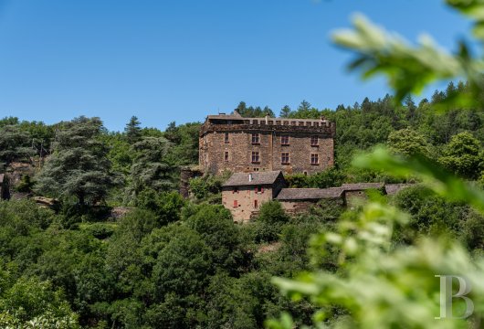 languedoc-roussillon - Dans le sud de la Lozère, à Florac, dominant la vallée, un castrum avec château, métairie et dépendances ceint de 13 ha de bois