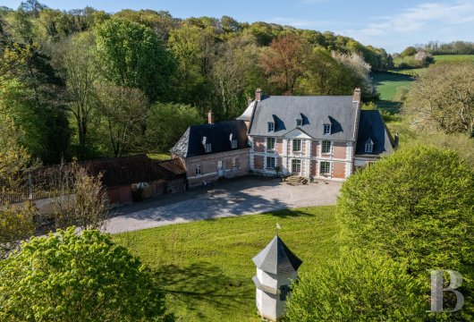 picardy - Proche de la baie de Somme, un château du 17e s., inscrit MH, prolongé par un parc avec dépendances, bois et verger