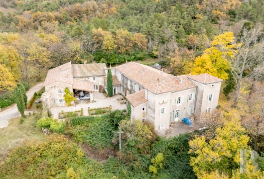 rhones-alpes - Adossé à une colline boisée, avec vue panoramique sur les monts d'Ardèche, un château du 16e s. de style provençal dans un domaine de 8 ha