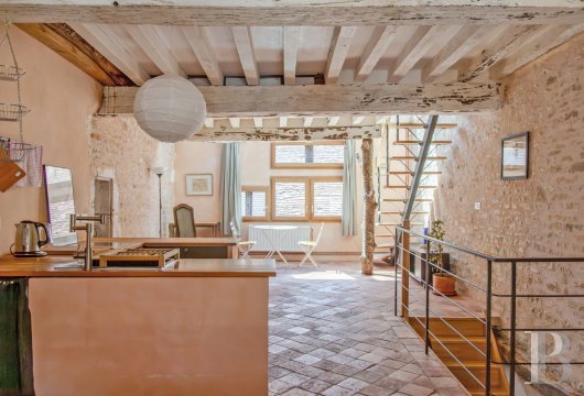 character properties France burgundy   - 10