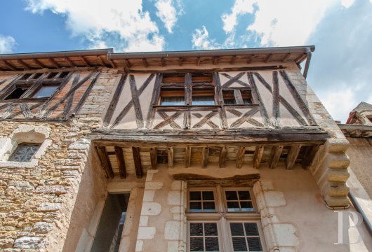 bourgogne - Au sud de la Bourgogne, non loin des abbayes de Cluny et Tournus, une maison médiévale à pans de bois du 15e s.