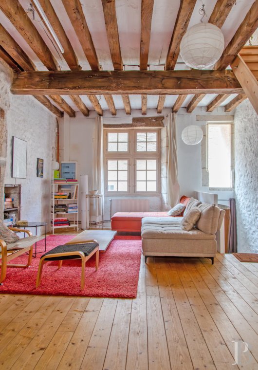 character properties France burgundy   - 6