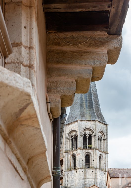 character properties France burgundy   - 3