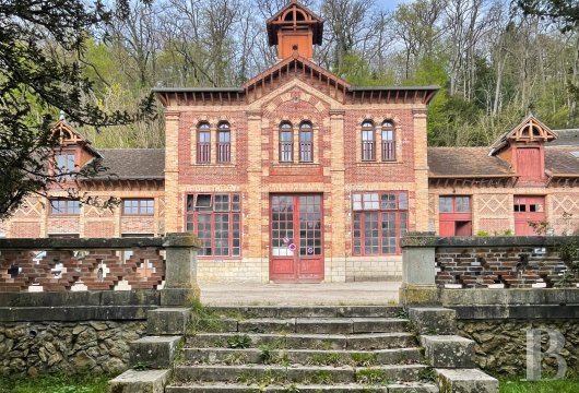 ile-de-france - Less than 10 km from Fontainebleau and 1h from Paris, 16th-century royal chateau, with outbuildings, greenhouses, grounds and 60 hectares of woodland