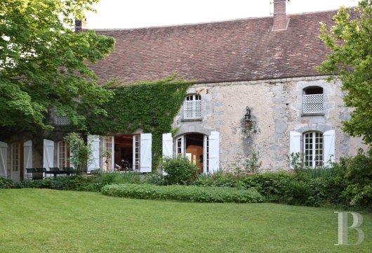burgundy - A 17th-century former outbuilding with a garden, in the Yonne area, in a village between Sens and Villeneuve-sur-Yonne