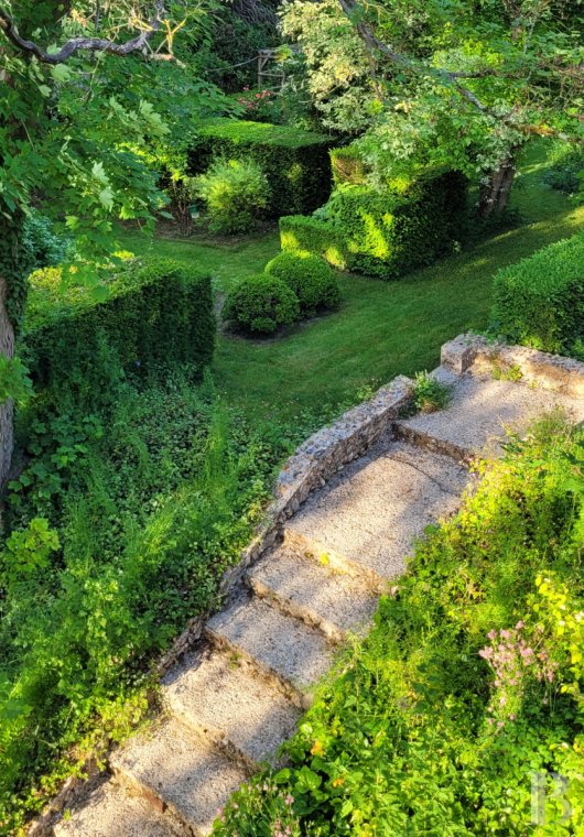 character properties France burgundy   - 8