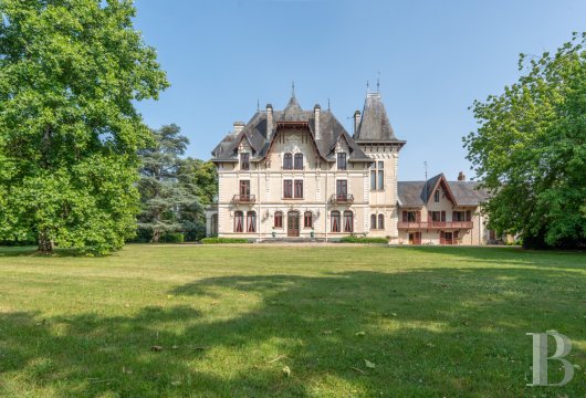 poitou-charentes - Entre Châtellerault et Poitiers, avec son parc et ses terres sur 140 ha, un château de la fin du 19e s.